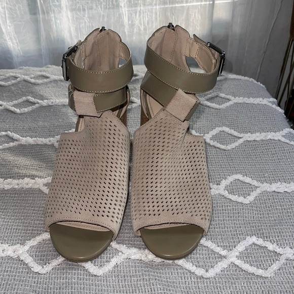 Marc Fisher
Gabie Stacked Heel Sandals
Style #: MFGABIE - Picture 2 of 3